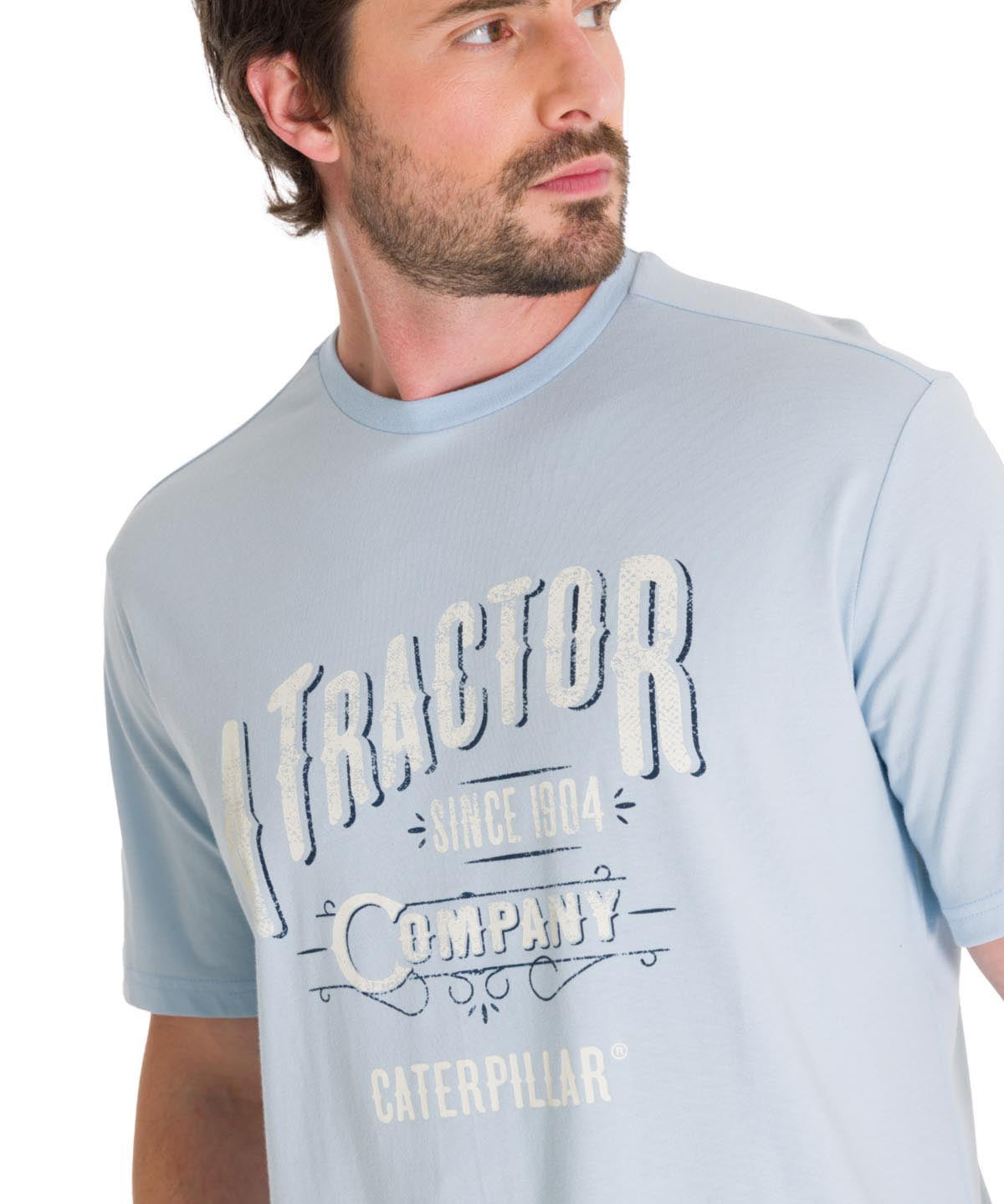 Polera Manga Corta Casual Hombre HISTORIC TRADITIONS GRAPHIC TEE Azul Claro Cat