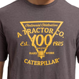 Polera Manga Corta Casual Hombre CENTENNIAL 100 YEARS GRAPHIC TEE  Gris Oscura Cat