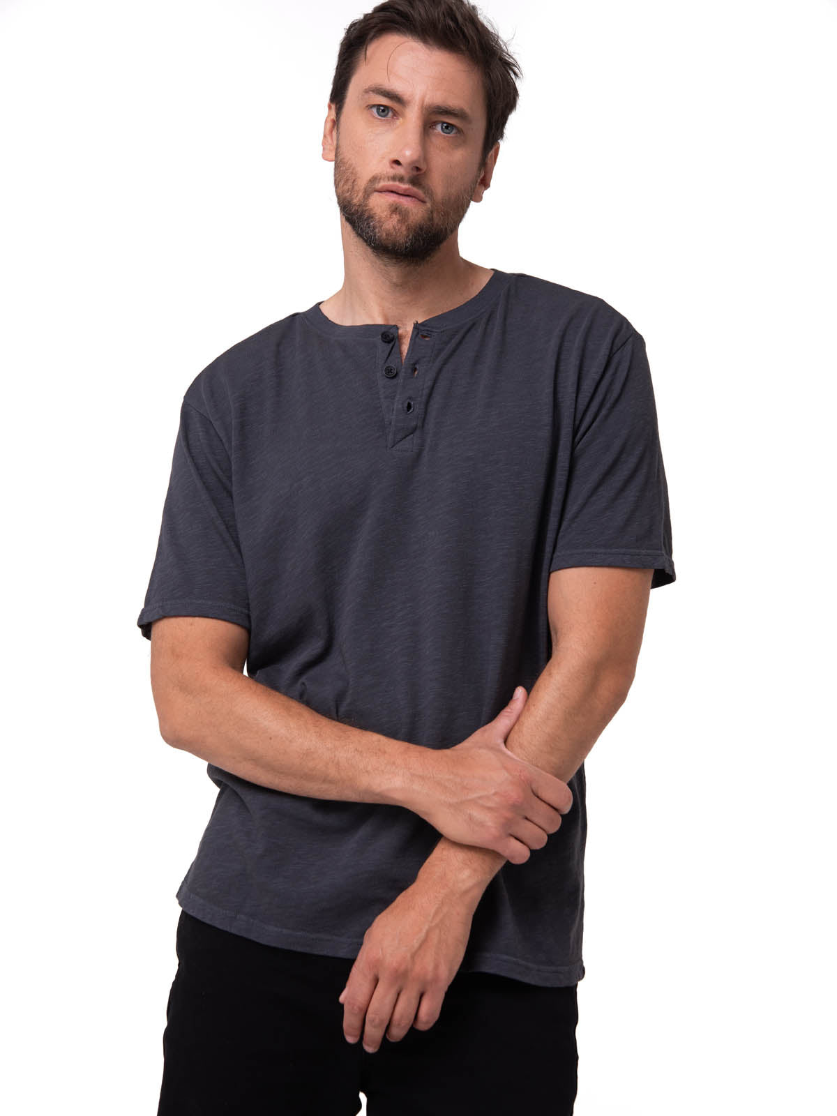 Polera Manga Corta Henley Hombre Slub Knit Negro Cat