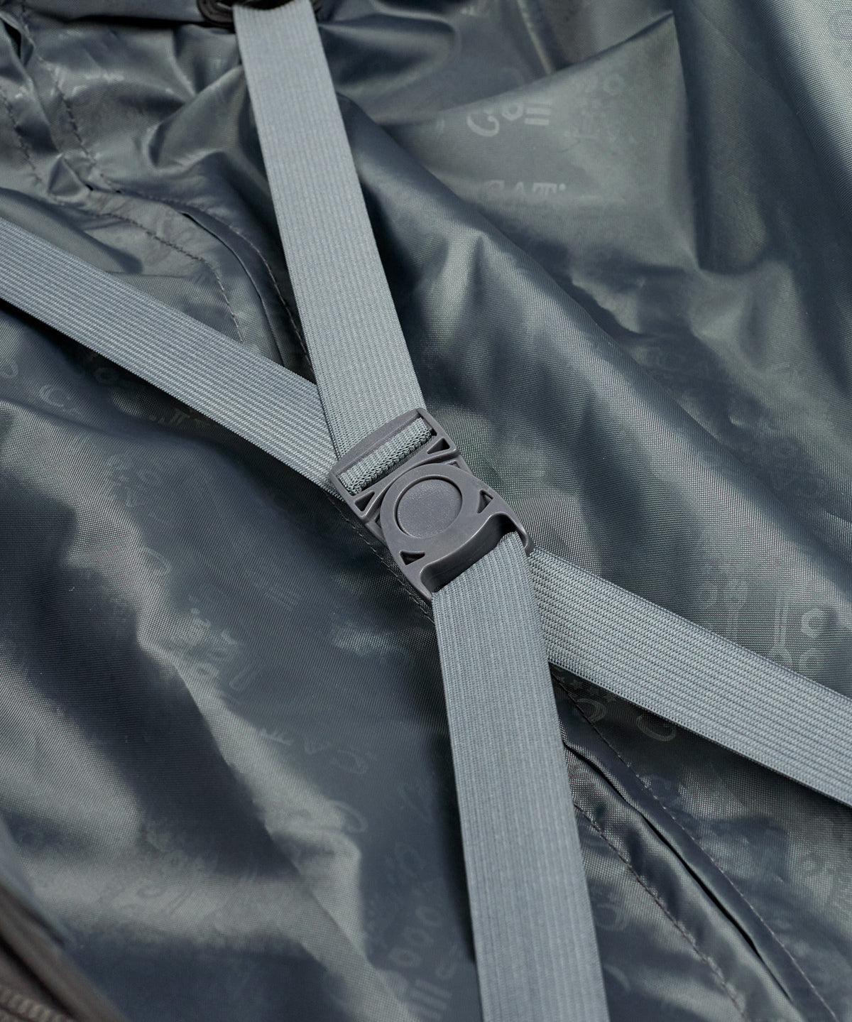 Maleta Mediana Industrial Plate Trunk Gris Oscuro CAT