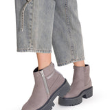 Botín Cuero Colorado Max Chelsea Mujer Gris Cat
